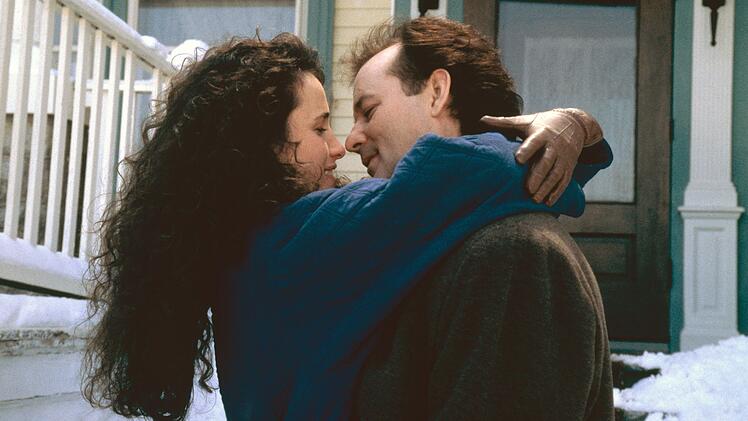 Erst nach vielen vergeblichen Versuchen darf Phil (Bill Murray) Rita (Andie MacDowell) in die Arme schlie&szlig;en.