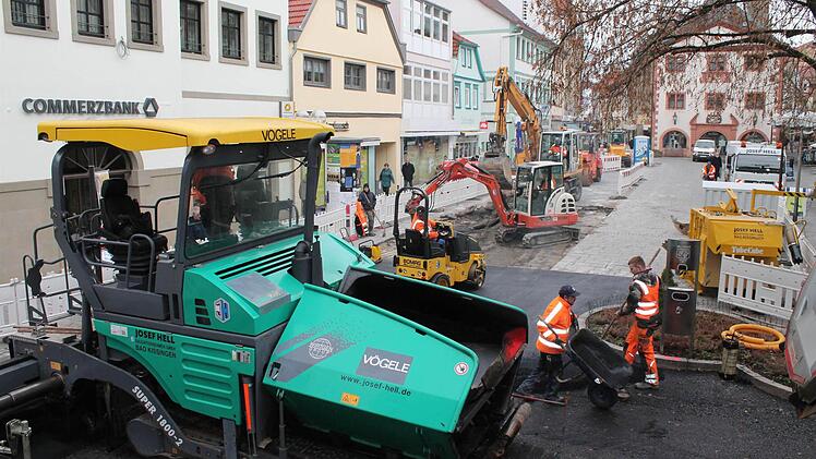 Die Bauarbeiten ziehen sich von der Unteren Marktstraße in Richtung Altes Rathaus.  Fotos: Benedikt Borst