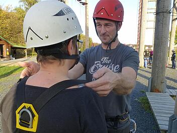 Sensibler Bereich: Im Hochseilgarten der Jugendbildungsstätte Volkersberg müssen ehrenamtliche Trainer wie Erik Mehlmann die Klettergurte kontrollieren. Umso wichtiger ist, dass jeder Schritt angekündigt und erklärt wird, dass alles vor der Gruppe stattfindet und auf notwendige Kontakte beschränkt bleibt. Foto: privat