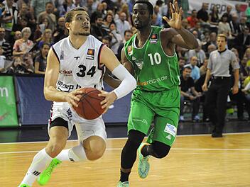 Vor allem Bayreuths Topscorer Kyle Weems (links) hatte zu Beginn richtig Spaß. Foto: Peter Mularczyk