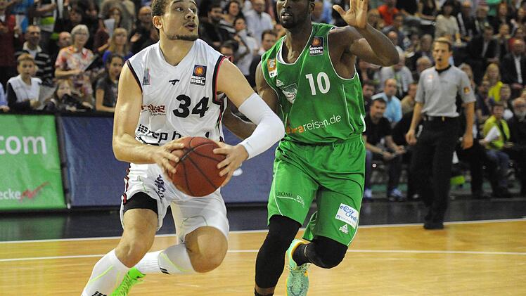 Vor allem Bayreuths Topscorer Kyle Weems (links) hatte zu Beginn richtig Spaß. Foto: Peter Mularczyk