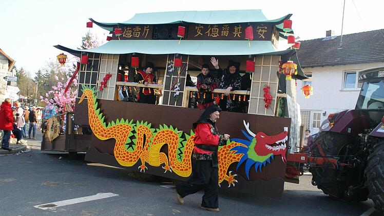 Mit ihrem japanischen Wagen setzten die Aicher Kerwas-Moggl wieder ein optisches Highlight.