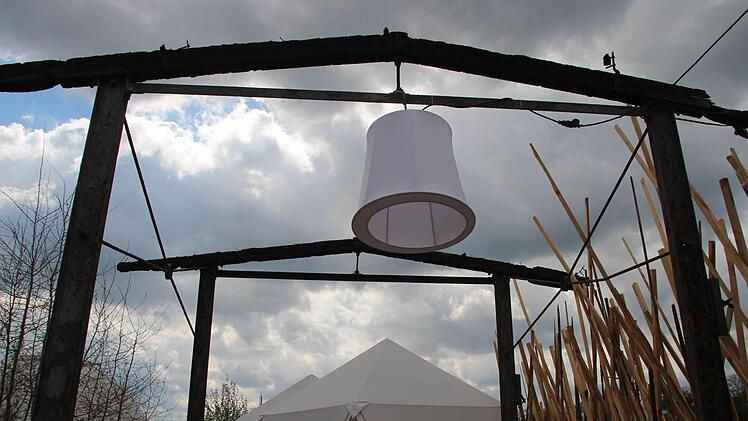 Altes Gebälk und moderne Lampe.