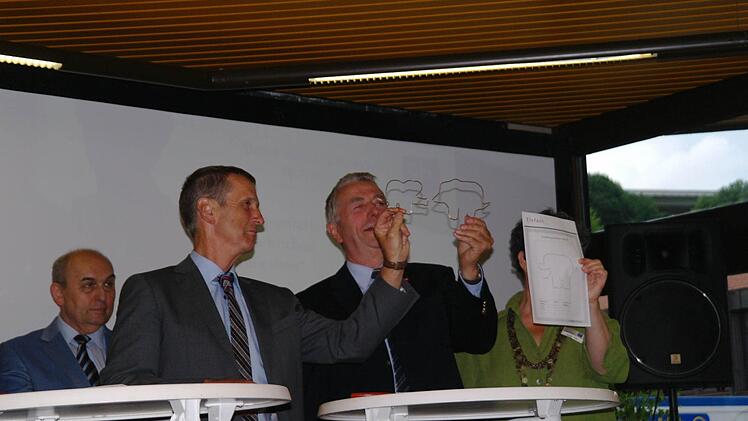 Ruprecht Kestler und Werner Paltian präsentieren ihre zu Elefanten gebogenen Drähte. Foto: Stephanie Elm