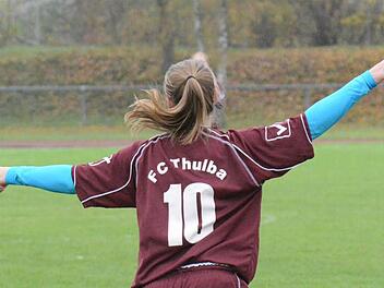 Beherrscht die Jubelpose: Stellvertretend für den Optimismus beim Landkreis-Sextett im Frauenfußball zeigt Jana Schuhmann das doppelte Victory-Zeichen. Foto: ssp