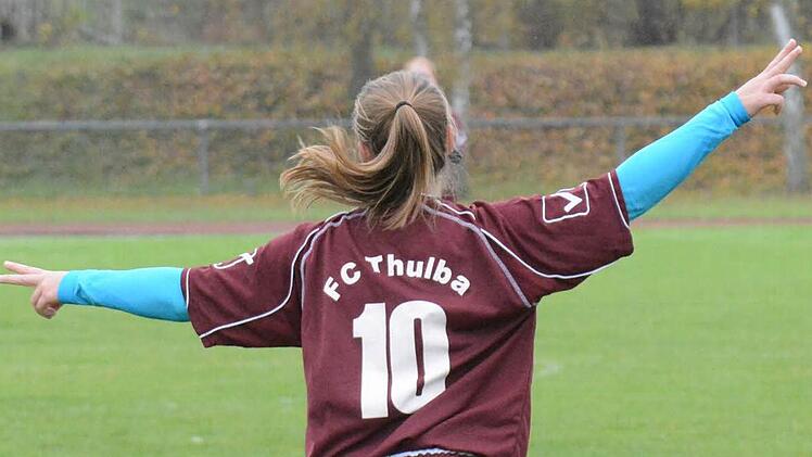 Beherrscht die Jubelpose: Stellvertretend für den Optimismus beim Landkreis-Sextett im Frauenfußball zeigt Jana Schuhmann das doppelte Victory-Zeichen. Foto: ssp