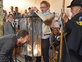 Ganz traditionell bläst Bürgermeister Tobias Ehrlicher die Kerze aus und beendet damit offiziell die Nachtwächtersaison. Unterstützt wird er dabei von Stine Michel, der neuen Geschäftsführerin der Therme Bad Rodach. Foto: Gabi Arnold