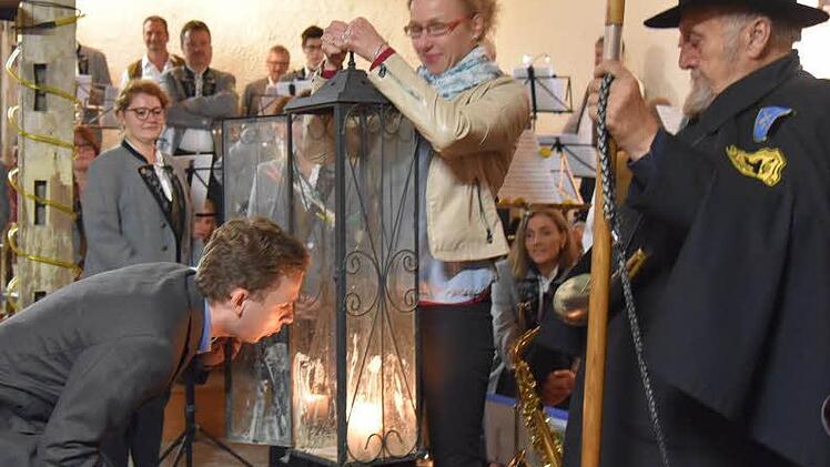 Ganz traditionell bläst Bürgermeister Tobias Ehrlicher die Kerze aus und beendet damit offiziell die Nachtwächtersaison. Unterstützt wird er dabei von Stine Michel, der neuen Geschäftsführerin der Therme Bad Rodach. Foto: Gabi Arnold