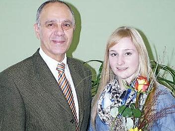 Die junge Physiotherapeutin Lisa Schmidt mit Bürgermeister Franz Uome.  Foto: Klaus-Peter Wulf
