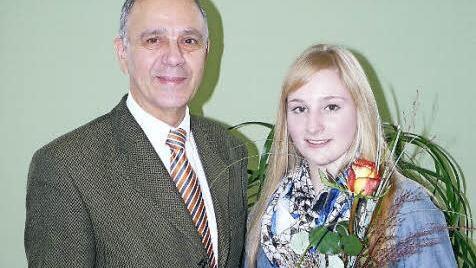 Die junge Physiotherapeutin Lisa Schmidt mit Bürgermeister Franz Uome.  Foto: Klaus-Peter Wulf
