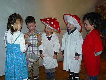 Hänsel und Gretel haben sich im Wald verirrt und suchen etwa zu essen, denn der Verpflegungskorb ist leer. Foto: Klaus-Peter Wulf