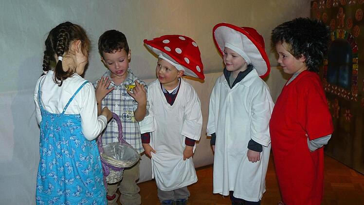Hänsel und Gretel haben sich im Wald verirrt und suchen etwa zu essen, denn der Verpflegungskorb ist leer. Foto: Klaus-Peter Wulf