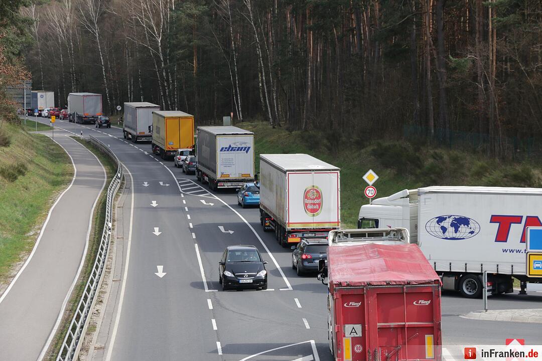 Der Lkw-Unfall auf der A3 sorgt für Verkehrschaos auf der B505