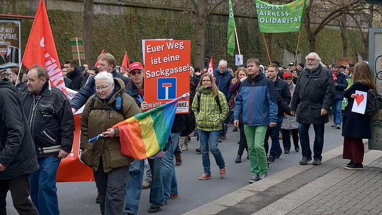 Unter dem Motto "W&uuml;rzburg lebt Respekt - kein Platz f&uuml;r Rassismus" haben am Samstag (18.02.2017) in Wuerzburg gut 2500 Menschen ein klares Zeichen gegen Rechtsextremismus und Fremdenhass gesetzt. Foto: epd