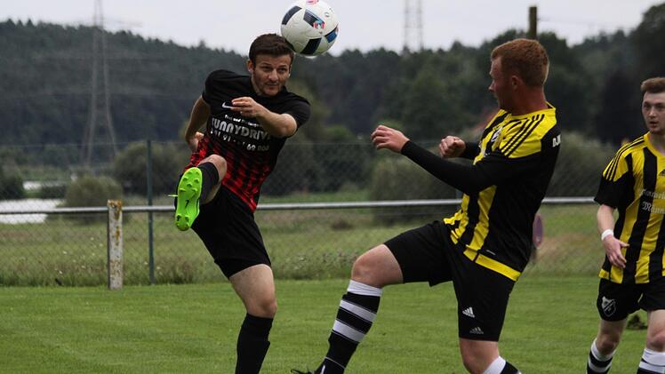 Der spätere Torschütze Andeson da Costa Silva (li.) klärt vor Daniel Gößwein.