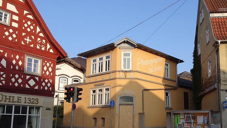 Am Eck zwischen Steinweg und Hahnmühlenweg war früher das Photoatelier W. Adler beheimatet.