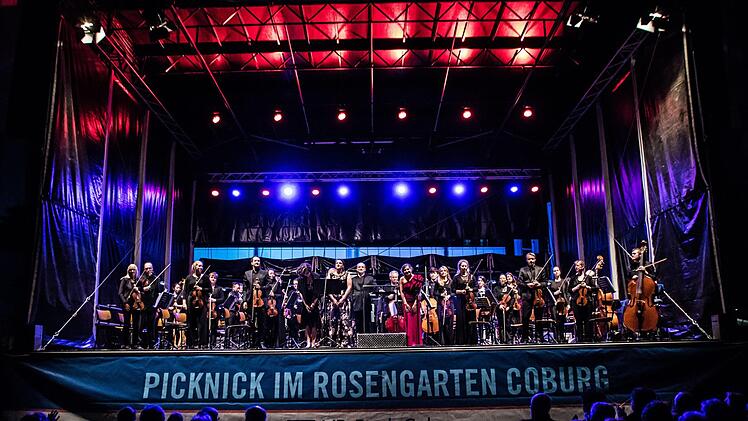 Musik amerikanischer Komponisten erklang beim Klassik-Open-Air im Coburger Rosengarten. Das Programm lockte Tausende von Besuchern an.Foto: Jochen Berger