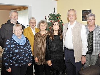 Engagiert sich für seine Mitmenschen: Konrad Zapf (Zweiter von rechts) freute sich über die Glück- und Segenswünsche von (von links) Pater Rufus Witt, Ingrid Kohles, Dritte Bürgermeisterin Allmut Schuhmann, Ulrike Kuhn, Tochter Anja Korzendorfer und Ehefrau Maria Zapf.  Foto: p