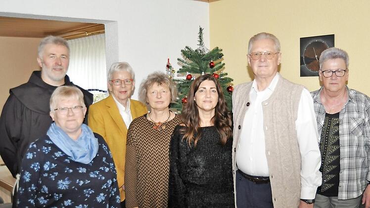 Engagiert sich für seine Mitmenschen: Konrad Zapf (Zweiter von rechts) freute sich über die Glück- und Segenswünsche von (von links) Pater Rufus Witt, Ingrid Kohles, Dritte Bürgermeisterin Allmut Schuhmann, Ulrike Kuhn, Tochter Anja Korzendorfer und Ehefrau Maria Zapf.  Foto: p