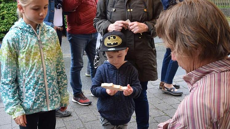 Eckart Henzler  schnitzt Holzfiguren. Foto: emt