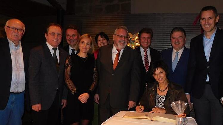 Europaabgeordnete Ulrike Müller war beeindruckt von der fränkisch-italienischen Partnerschaft und trug sich ins Goldene Buch der Gemeinde ein. Foto: Horst Wunner