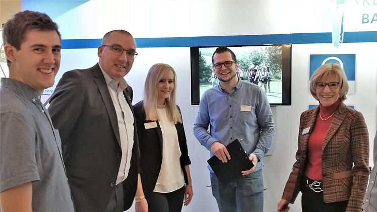 Bürgermeister Andreas Sandwall (Zweiter von links) beim Eröffnungsrundgang mit (von links) Organisator Marcel Dünisch, stellvertretende Personalleiterin Franziska Braun, Organisator Raphael Langer, Personalleiterin Anette Steigerwald und Organisator Marcel Dünisch am Stand der Kliniken Bad Bocklet AG. Foto: Sigismund von Dobschütz