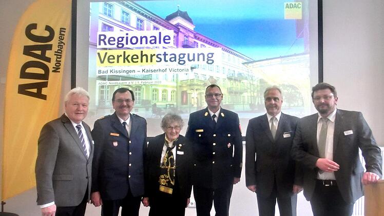 Als Referenten und Gäste der regionalen ADAC Verkehrstagung waren unter anderem in Bad Kissingen (von links): Herbert Behlert (Vorsitzender ADAC Nordbayern), Polizeipräsident Gerhard Kallert, Christa Nürnberger (Ehrensenatorin ADAC Nordbayern), Harald Albert (Stadt- und Kreisbrandinspektor), Thomas Dill (ADAC-Vorstandsmitglied) und Abteilungsleiter im ADAC Nordbayern, Jürgen Hildebrandt. Foto: Peter Rauch