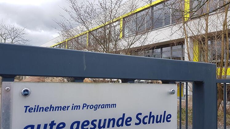 Die Realschule in Ebern war eine der ersten Schulen im Landkreis, die wegen des Coronavirus geschlossen werden musste. Das Schild am Eingangstor (das die Bemühungen der Schule um gesunde Ernährung würdigt) wirkt in diesem Zusammenhang seltsam aus der Zeit gefallen. Foto: Eckehard Kiesewetter