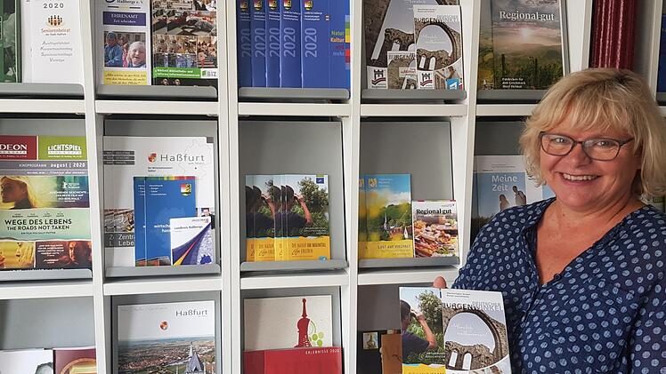 "Corona hat alles ein bisschen verändert, aber normalerweise ist richtig was los hier", sagt Karin Zösch von der Tourist-Information in Haßfurt.  Foto: Eckehard Kiesewetter