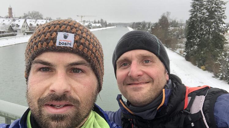 Bergfest beim weitgehend flachen Lauf. Die Hälfte der 23 Kilometer ist auf Höhe von Möhrendorf geschafft.