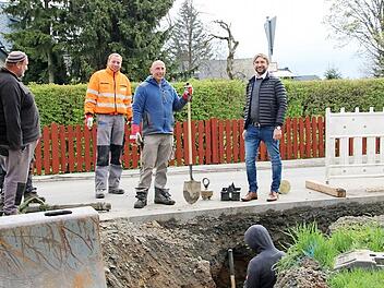 Am Spielplatz wird die Wasserleitung erneuert und die Straßenoberfläche wird saniert. Bürgermeister Christian Ruppert (rechts) macht sich selbst ein Bild davon, wie die Arbeiter der Firma HTS Frankenbau aus Sulzdorf vorankommen.