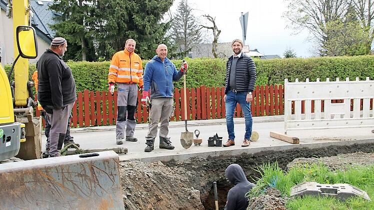 Am Spielplatz wird die Wasserleitung erneuert und die Straßenoberfläche wird saniert. Bürgermeister Christian Ruppert (rechts) macht sich selbst ein Bild davon, wie die Arbeiter der Firma HTS Frankenbau aus Sulzdorf vorankommen.