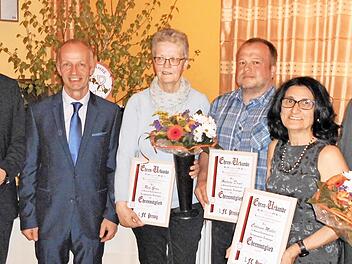 Die Ehrenmitglieder des 1. FC Pressig (in der Mitte von links) Rita Grom, Andreas Dauer und Caterina Müller zusammen mit (von links) Landrat Klaus Löffler, Vorsitzendem Manfred Müller und Zweitem Bürgermeister Wolfgang Förtsch