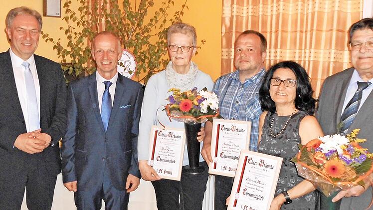 Die Ehrenmitglieder des 1. FC Pressig (in der Mitte von links) Rita Grom, Andreas Dauer und Caterina Müller zusammen mit (von links) Landrat Klaus Löffler, Vorsitzendem Manfred Müller und Zweitem Bürgermeister Wolfgang Förtsch