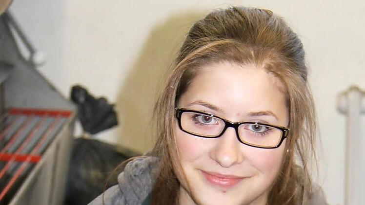 Sie ist zwar erst im ersten Ausbildungsjahr, kann aber schon viel mitarbeiten, wie hier einen Absatz auf den Schuh nageln.