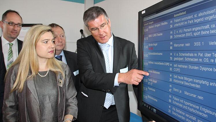 Prof. Bernd Griewing erläutert Ministerim Huml den Bildschirm der Angel-Systems. Fotos: Ralf Ruppert