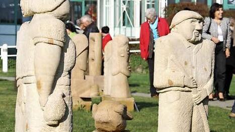 Skulpturen vor der Klinik