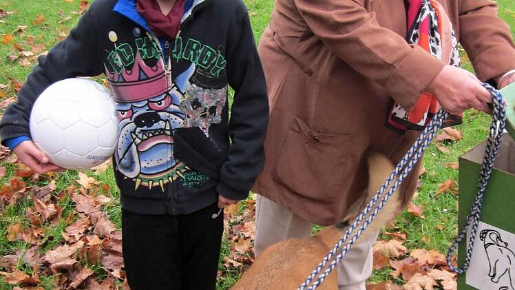 Die Rentnerin Brigitte Schwarz und ihr Enkel Pascal zeigen hier am Parkplatz in der Walk-Strasser-Anlage, wie die Hinterlassenschaft, hier die von "Fritzi", ordnungsgemäß entsorgt wird.  Foto: Helmut Will