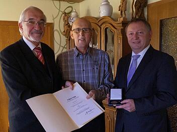 Walter Müller (Mitte) erhielt aus den Händen Unterfrankens Regierungspräsident Paul Beinhofer (links) die Kommunale Verdienstmedaille in Bronze. Auch Landrat Thomas Bold zählte zu den Gratulanten. Foto: Regierung von Unterfranken