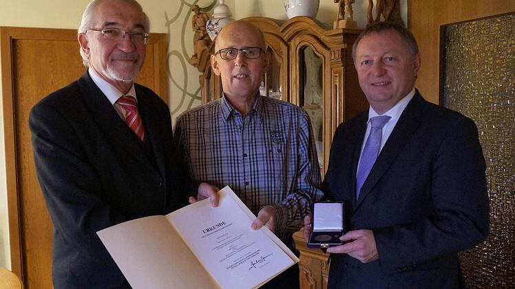 Walter Müller (Mitte) erhielt aus den Händen Unterfrankens Regierungspräsident Paul Beinhofer (links) die Kommunale Verdienstmedaille in Bronze. Auch Landrat Thomas Bold zählte zu den Gratulanten. Foto: Regierung von Unterfranken