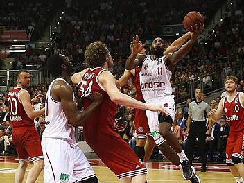 Der wieder einmal sehr starke Brad Wanamaker findet die Lücke in der Münchner Abwehr und verkürzt den Rückstand um zwei weitere Punkte. Fotos: Daniel Löb