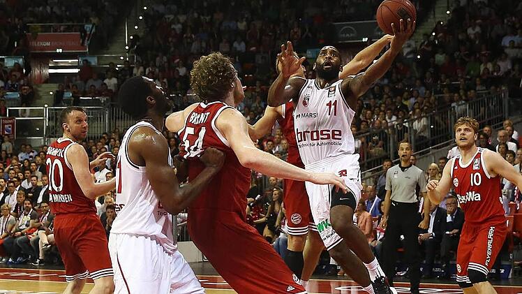 Der wieder einmal sehr starke Brad Wanamaker findet die Lücke in der Münchner Abwehr und verkürzt den Rückstand um zwei weitere Punkte. Fotos: Daniel Löb