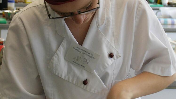 Gekonnt rührt Franziska Kram die Gelatine in ihre Zitronencreme. Nach dem Abschluss der Berufsfachschule für Ernährung und Versorgung hat sie sich entschlossen, die Fachakademie in Triesdorf zu besuchen.
