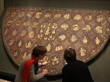 An den Kaisermänteln im Diözesanmuseum begeistern die Experten gerade auch die filigranen Details. Fotos: Barbara Herbst