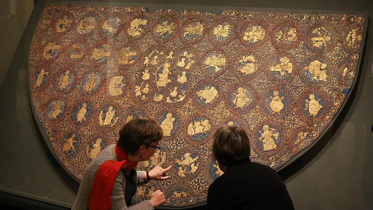 An den Kaisermänteln im Diözesanmuseum begeistern die Experten gerade auch die filigranen Details. Fotos: Barbara Herbst