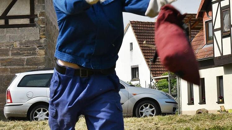 Treffsicherheit und Geschick sind gefragt: Der Leinensack muss über eine Ziellinie geworfen werden. Foto: Gabi Arnold