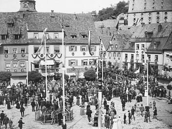 Jeder m&ouml;chte einen Blick auf den jugendlichen Prinzen werfen: Am Abend des 7. August 1897 dankt Rupprecht von Bayern, der auch Schirmherr des Turnerfests ist, von einem Balkon am Marktplatz aus der Bev&ouml;lkerung f&uuml;r die gro&szlig;artige Gastfreundschaft. Foto: Stadtarchiv Kulmbach