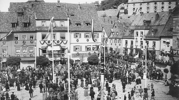 Jeder m&ouml;chte einen Blick auf den jugendlichen Prinzen werfen: Am Abend des 7. August 1897 dankt Rupprecht von Bayern, der auch Schirmherr des Turnerfests ist, von einem Balkon am Marktplatz aus der Bev&ouml;lkerung f&uuml;r die gro&szlig;artige Gastfreundschaft. Foto: Stadtarchiv Kulmbach