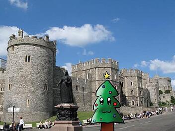 Da wird er stehen, der "Coburger Weihnachtsbaum für die Queen": hinter der Victoria-Statue vor Schloss Windsor am Stadtrand von London. Bei der Stadt Coburg hat man dazu diese lustige Simulation erstellt.  Fotomontage: Stadt Coburg