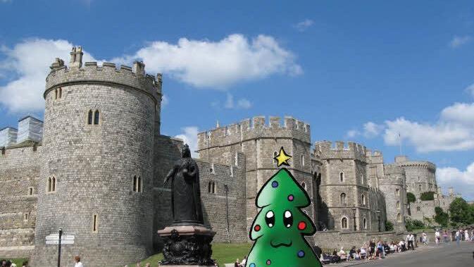 Da wird er stehen, der "Coburger Weihnachtsbaum für die Queen": hinter der Victoria-Statue vor Schloss Windsor am Stadtrand von London. Bei der Stadt Coburg hat man dazu diese lustige Simulation erstellt.  Fotomontage: Stadt Coburg